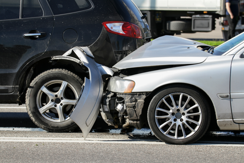 Truck accident lawyer consulting a client during a free consultation in Utah